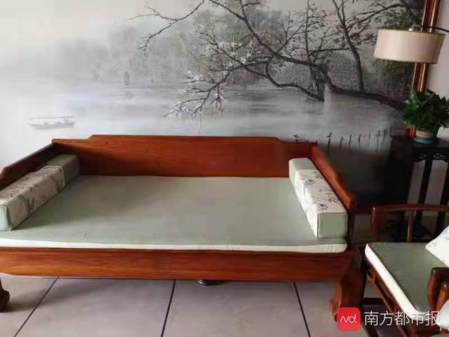 红木家具出现木块脱落 消费者质疑产品存在瑕疵