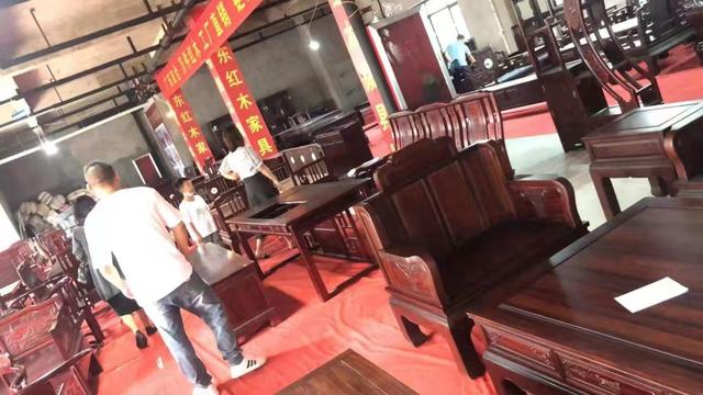 红木五件套九千九搬回家，平度家具市场刮起最炫“国潮风”