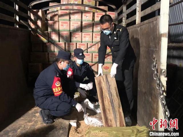 云南瑞丽边检查获走私红木78根
