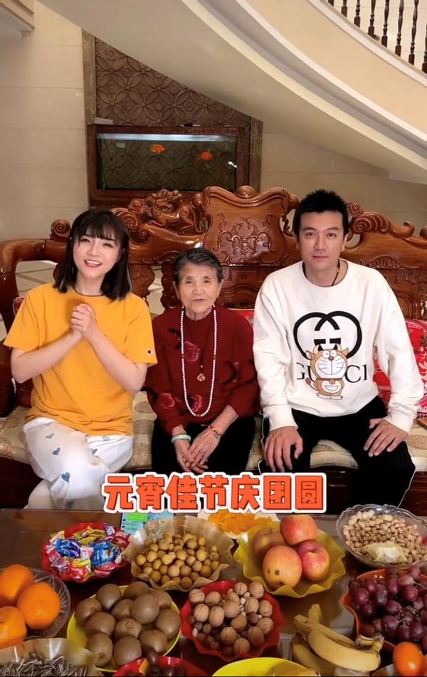 黄圣依老公与妈妈庆元宵，豪宅奢华用红木做鱼缸，桌上却摆烂苹果