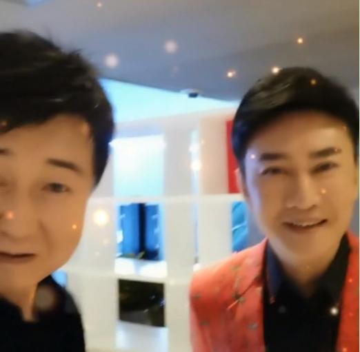 江涛罕与付笛生同框，北京豪宅全是红木家具，因穷曾全家人挤通铺