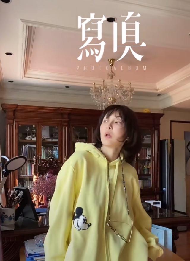 48岁牛莉豪宅内热舞，客厅超大红木家具奢华，吊顶水晶灯更气派